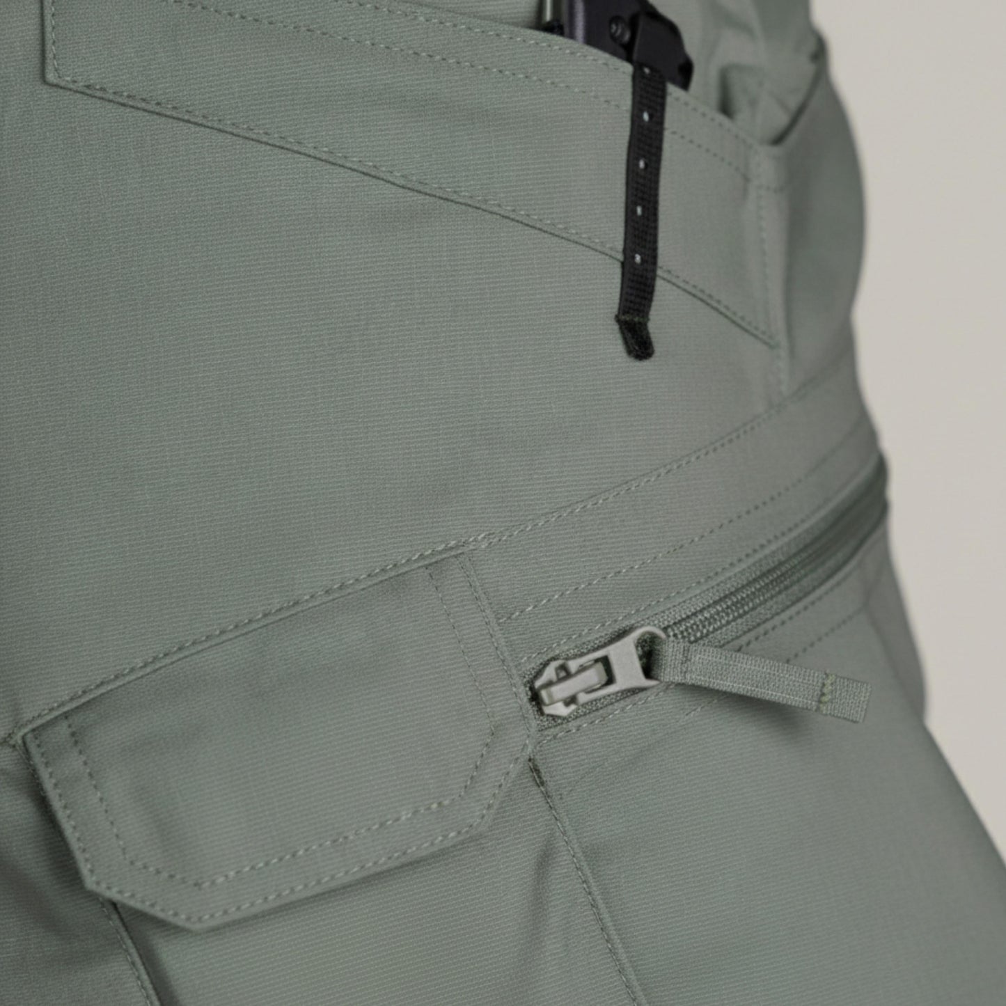 Men's Knee-Length Cargo Shorts with Utility Pockets-Rilvee