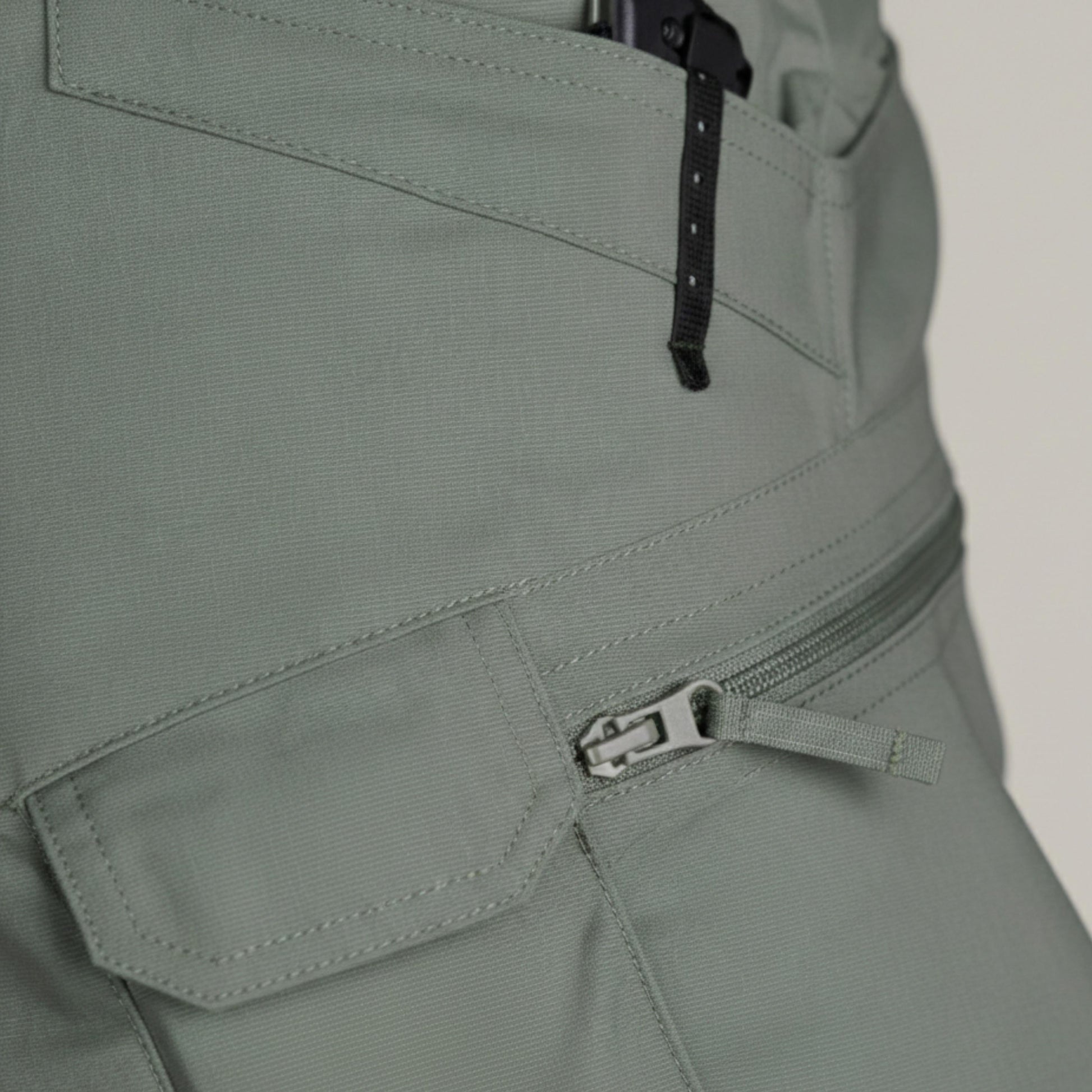 Men's Knee-Length Cargo Shorts with Utility Pockets-Rilvee