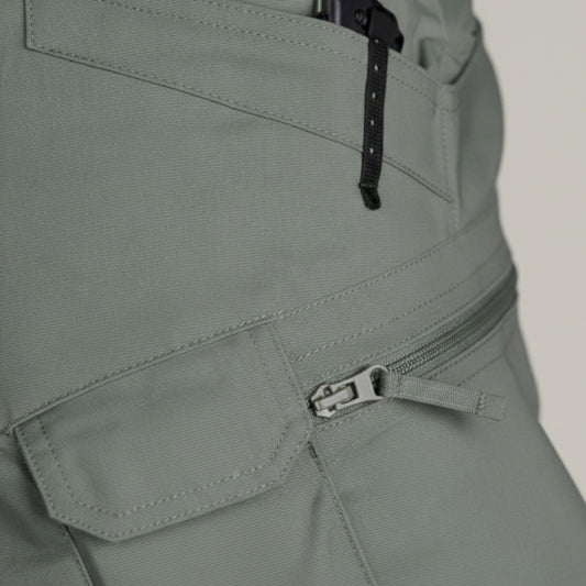 Men's Knee-Length Cargo Shorts with Utility Pockets-Rilvee